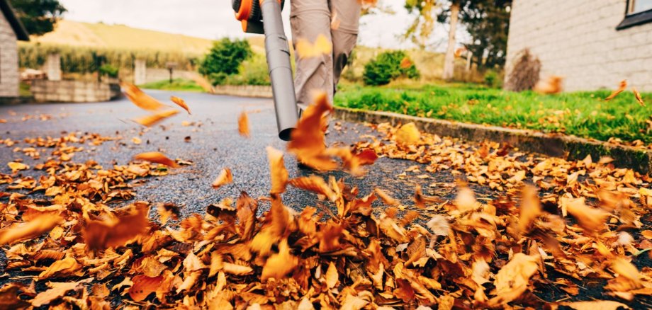 Laubbläser im Herbst