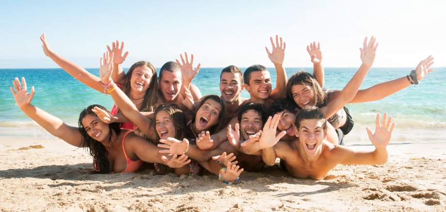 Fröhliche Jugendliche am Strand