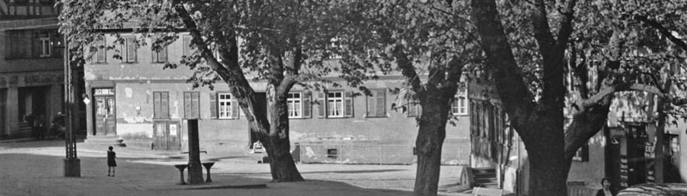 Alte Fotografie mit Blick auf den Marktplatz Oberursel mit großen schattigen Bäumen